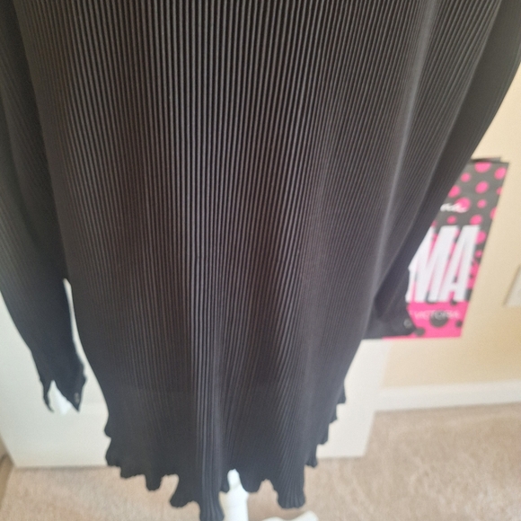 Black Pleated Button-Up Shirt Size 6 - Picture 8 of 9
